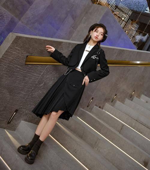 明星网红马丁靴图片女生,马丁靴女生风采展示