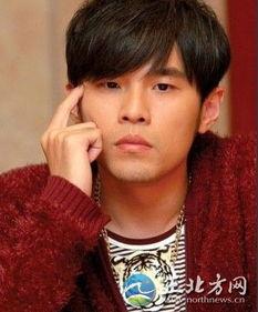 男明星网红吹头发,魅力四溢引人瞩目