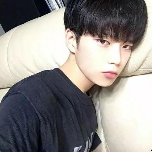 男明星网红吹头发,魅力四溢引人瞩目