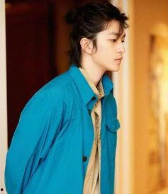 男明星网红吹头发,魅力四溢引人瞩目